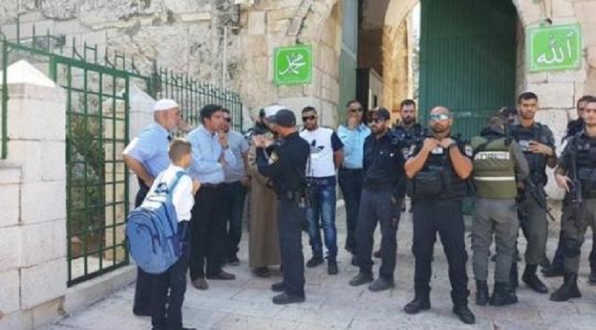 الاحتلال الصهيوني يفتش كتب الطلاب الفلسطينيين ضمن سياسة اسرلة التعليم